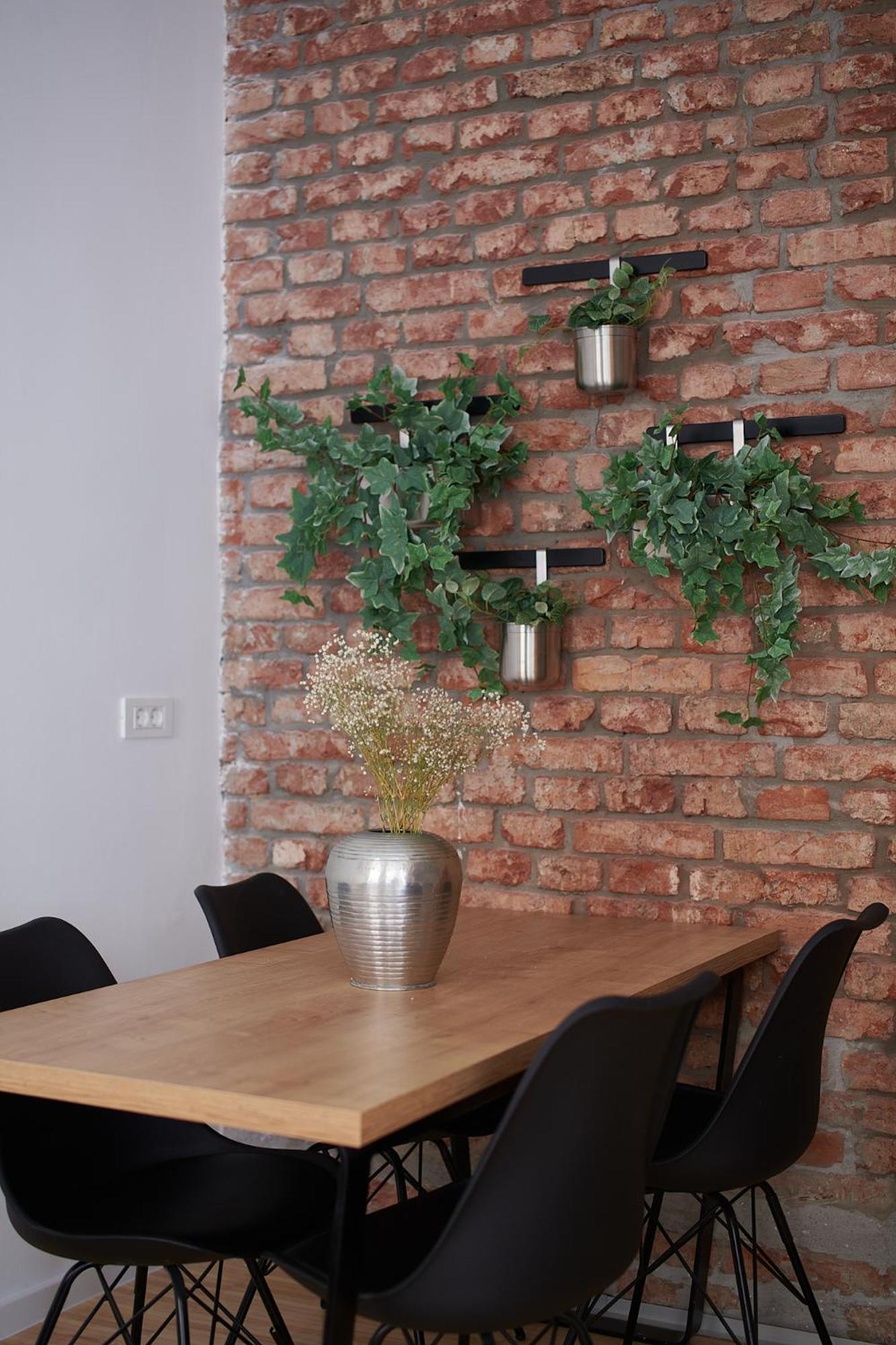 Brick And Birch Daire *